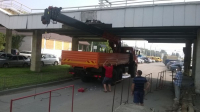 На набережной Волгограда КАМАЗ «не вместился» под мостовой переход