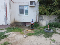 В Волгограде жильцам в доме по улице Зорге спустя полгода осушили подвал