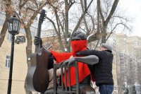 Памятник Высоцкому одели в теплый красный свитер