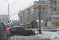 На юге Волгограда водитель протаранил столб