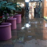 Потоп с улиц проник в торговые центры