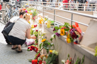 Возложение цветов к месту трагедии в Мюнхене. David Speier Globallookpress