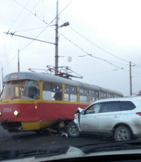 На юге Волгограда внедорожник врезался в трамвай