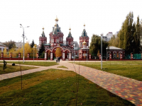 Напротив Казанского собора появились дырявые «арт-объекты»