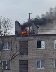 В Кировском районе в пятиэтажном доме загорелась крыша
