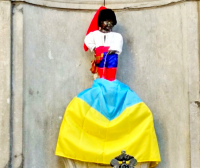 «Писающего мальчика» одели под цвета российского флага