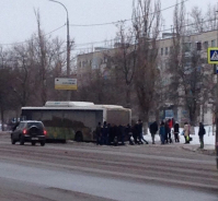 В Волгограде пассажиры толкали застрявший автобус «Волгабас»