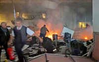 Аэропорт Стамбула сотрясли два взрыва