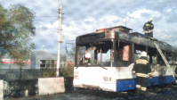 В Волгограде посреди дороги вспыхнул троллейбус