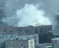В Москве горит крыша восьмиэтажки