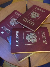 Выдающиеся волгоградские школьники В День России получили удостоверения гражданина России