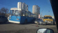 В Волгограде столкнулись троллейбус, маршрутка и иномарка