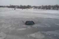 На юге Волгограда водитель утонул в «Ниве»