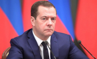 Медведев на 30 дней остановил продажу непищевой продукции с алкоголем свыше 25 градусов