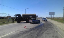 В Волгограде военный грузовик протаранил гражданский автомобиль