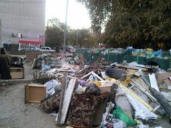 В Волгограде управкомпания превратила двор многоэтажки в свалку