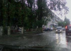 Сильный ливень в Волгограде парализовал движение транспорта