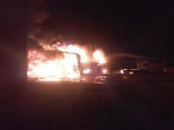 В Волгограде при пожаре на стоянке сгорели семь фур