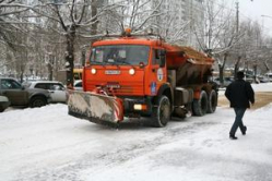 Снег на улицах Волгограда чистят 105 спецмашин