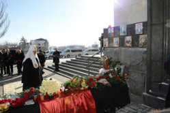 Волгоградцы вспоминают погибших в терактах 2013 года и несут цветы к памятным плитам