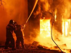 В Волгоградской области пожарные вынесли семью из огня