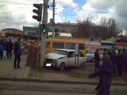 В Волгограде неопытный водитель протаранил столб
