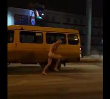 В Волгограде поймали мужчину, бегавшего по улице голышом