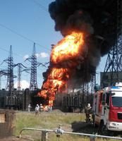 В Волгограде пожарные тушат горящее масло трансформаторной подстанции
