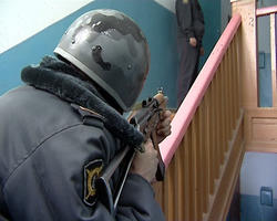 В Волгограде полиция штурмует квартиру, где пьяный мужчина удерживает заложницу