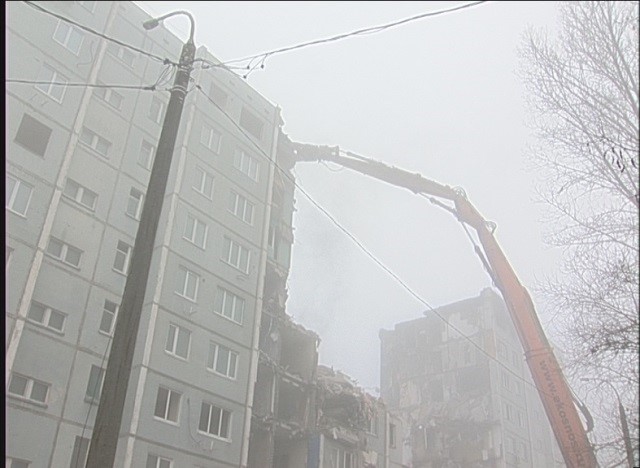 В Волгограде продолжаются работы по сносу аварийного дома