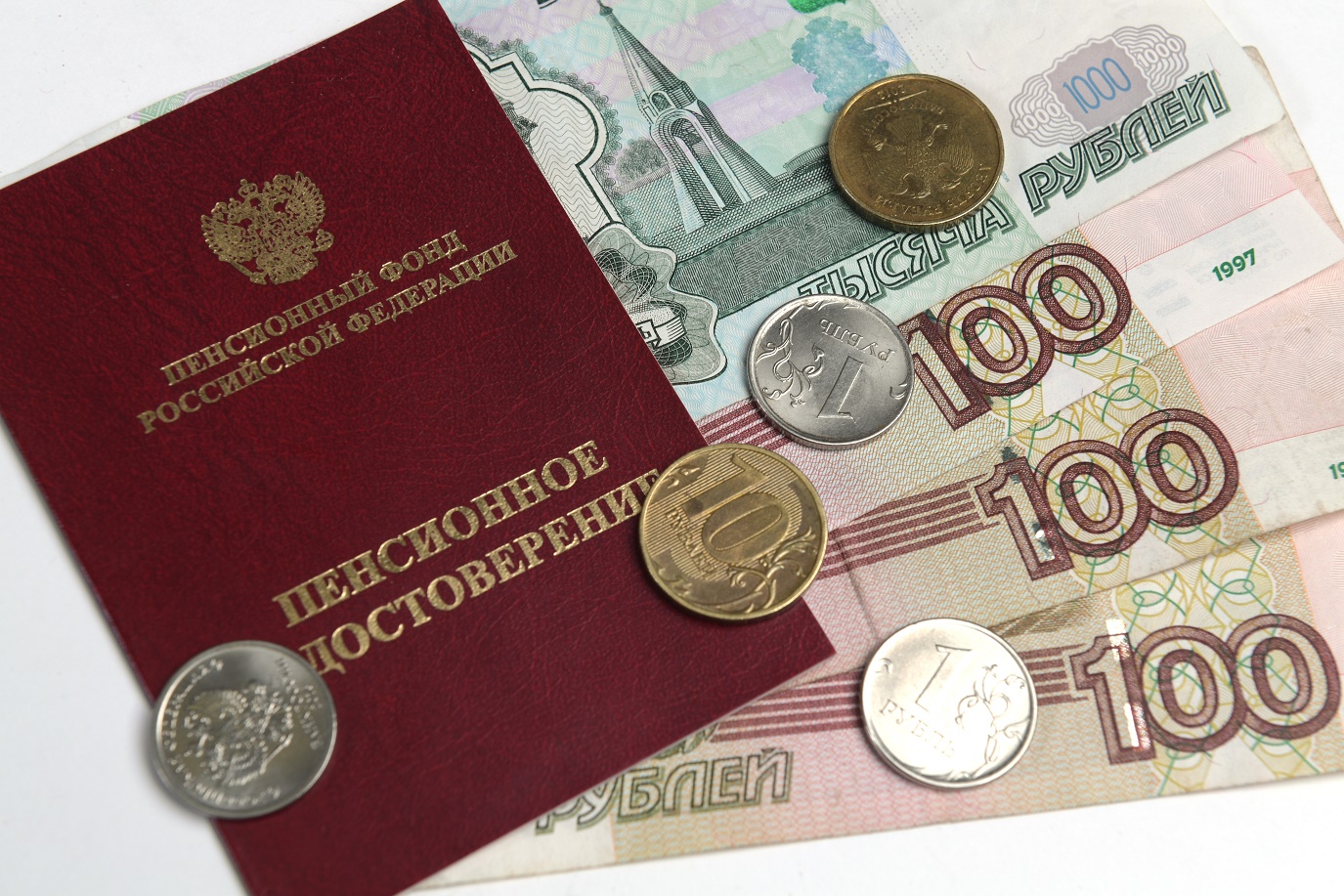 Дмитрий Медведев направил 6,5 млн рублей на доплаты неработающим пенсионерам
