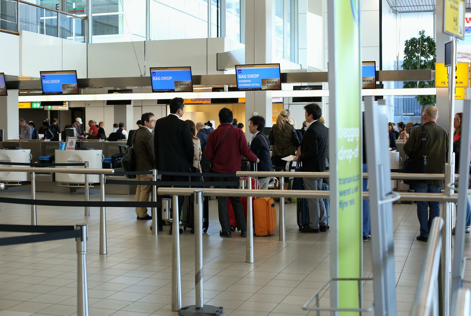 В аэропорту можно сдать. Паспортный контроль. Паспортный контроль на границе. Аэропорт Тбилиси паспортный контроль. Ассоциация аэропорт.