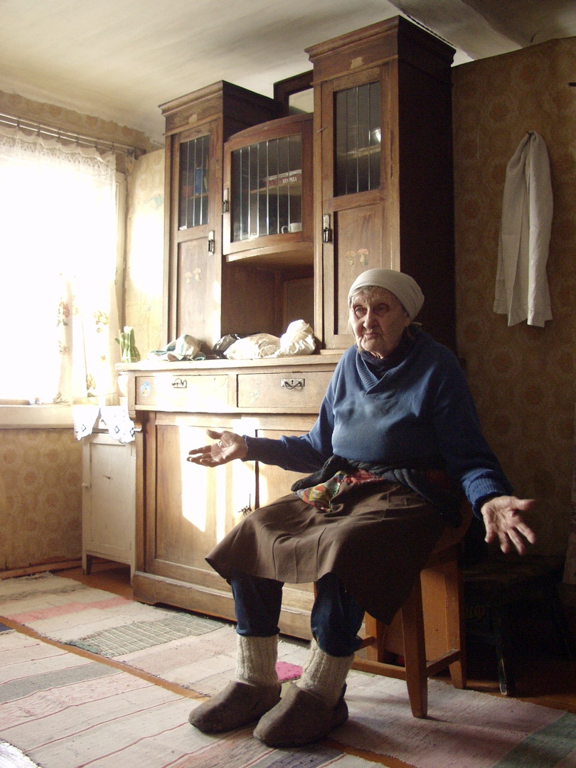 Комната пенсионера. Квартира пенсионера. Бабка в квартире. Квартира бабушки. Пенсионерка в квартире.