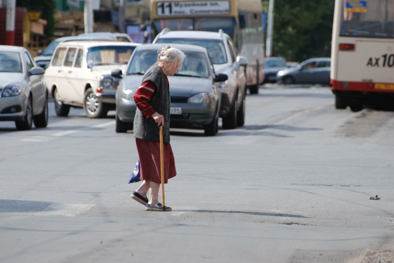 Бедра пенсионерок. Бабка на дороге. Старушка с палочкой. Дорога к бабушке. Бабушка на улице.