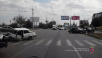 При столкновении автомобилей в аварии пострадали четыре человека