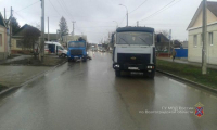 В Волгограде мужчину сбили сразу два грузовика 