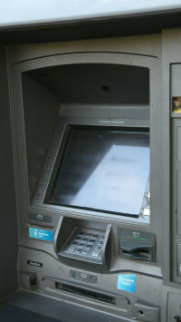        СМИ: деньги из банкоматов злоумышленники выкачивают новым способом