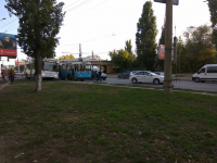 Троллейбус утроил новое ДТП, выехав на газон
