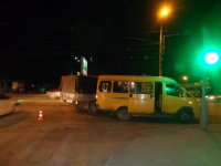 В Волгограде грузовик протаранил маршрутку с пассажирами