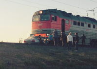 Пьяный таксист вылетел на рельсы под грузовой поезд