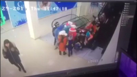 Группа детей упала с эскалатора 