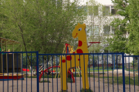 Неизвестный изнасиловал днем 12-летнего ребенка на детской площадке