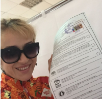 Волгоградцы на избирательных участках делают селфи