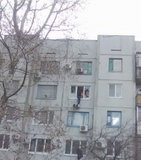 На юге Волгограда мужчина пытался выпрыгнуть из окна