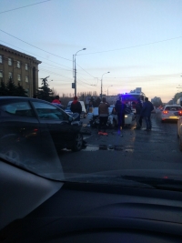 В центре Волгограда лоб в лоб столкнулись два автомобиля