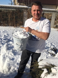 Волгоградский депутат вынужден добывать себе воду из снега