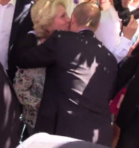 Путина поцеловала незнакомка на Арбате
