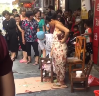 В Китае женщина с покупками родила по дороге из магазина