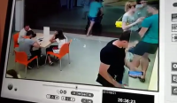 Волгоградец на глазах маленькой дочери украл телефон из магазина