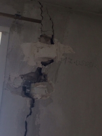 В центре Волгограда в жилом доме на обрушающейся стене лопнула газовая труба